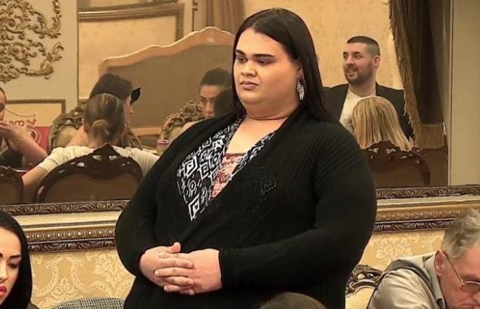 "MORAĆU DA ŽIVIM S TIM" Transrodna Kiki smršala 80 KG i tvrdi da su joj lekari LOŠE uradili silikone - objavila i pokazala provokativni dekolte