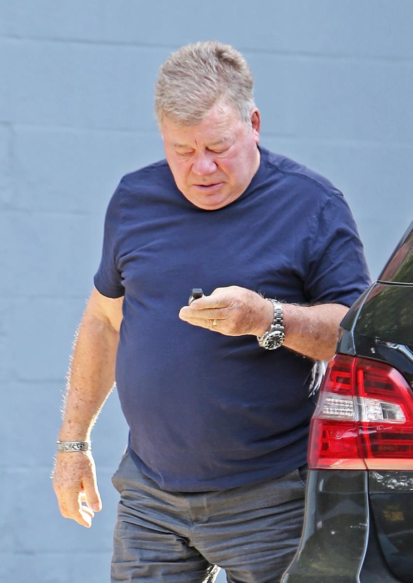 Vilijam Šatner u plavoj majici kod kola