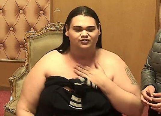 "MORAĆU DA ŽIVIM S TIM" Transrodna Kiki smršala 80 KG i tvrdi da su joj lekari LOŠE uradili silikone - objavila i pokazala provokativni dekolte
