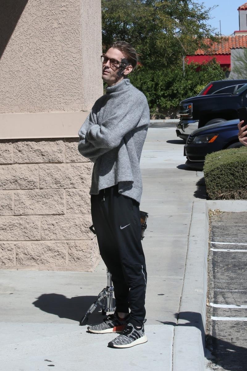 Aron Karter u sivoj rolci na ulici