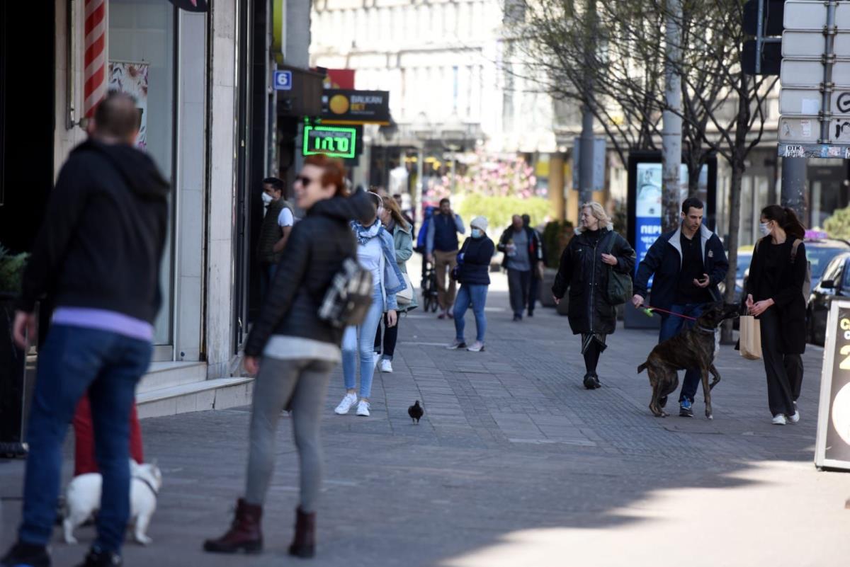 Ljudi šetaju beogradskom ulicom