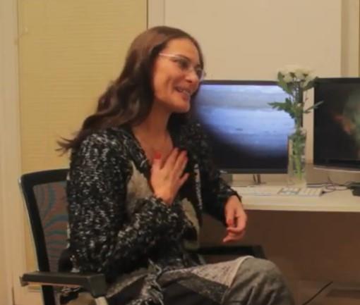 Dragana Mrkić sedi na stolici za radnim stolom