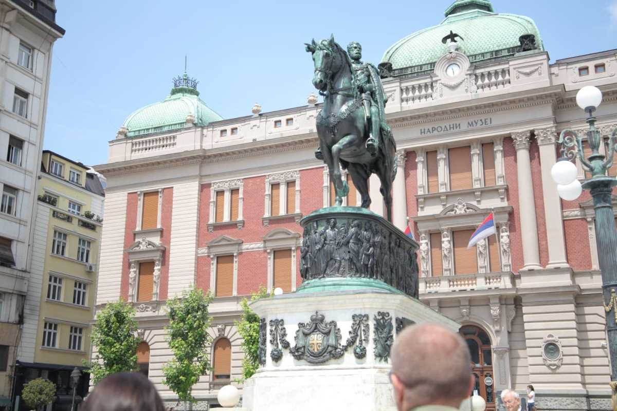 Spomenik knezu Mihailu Obrenoviću na Trgu republike