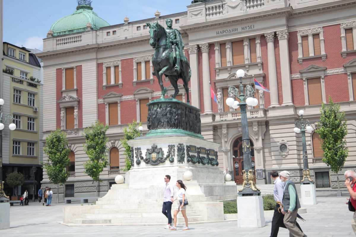 Spomenik knezu Mihailu Obrenoviću na Trgu republike