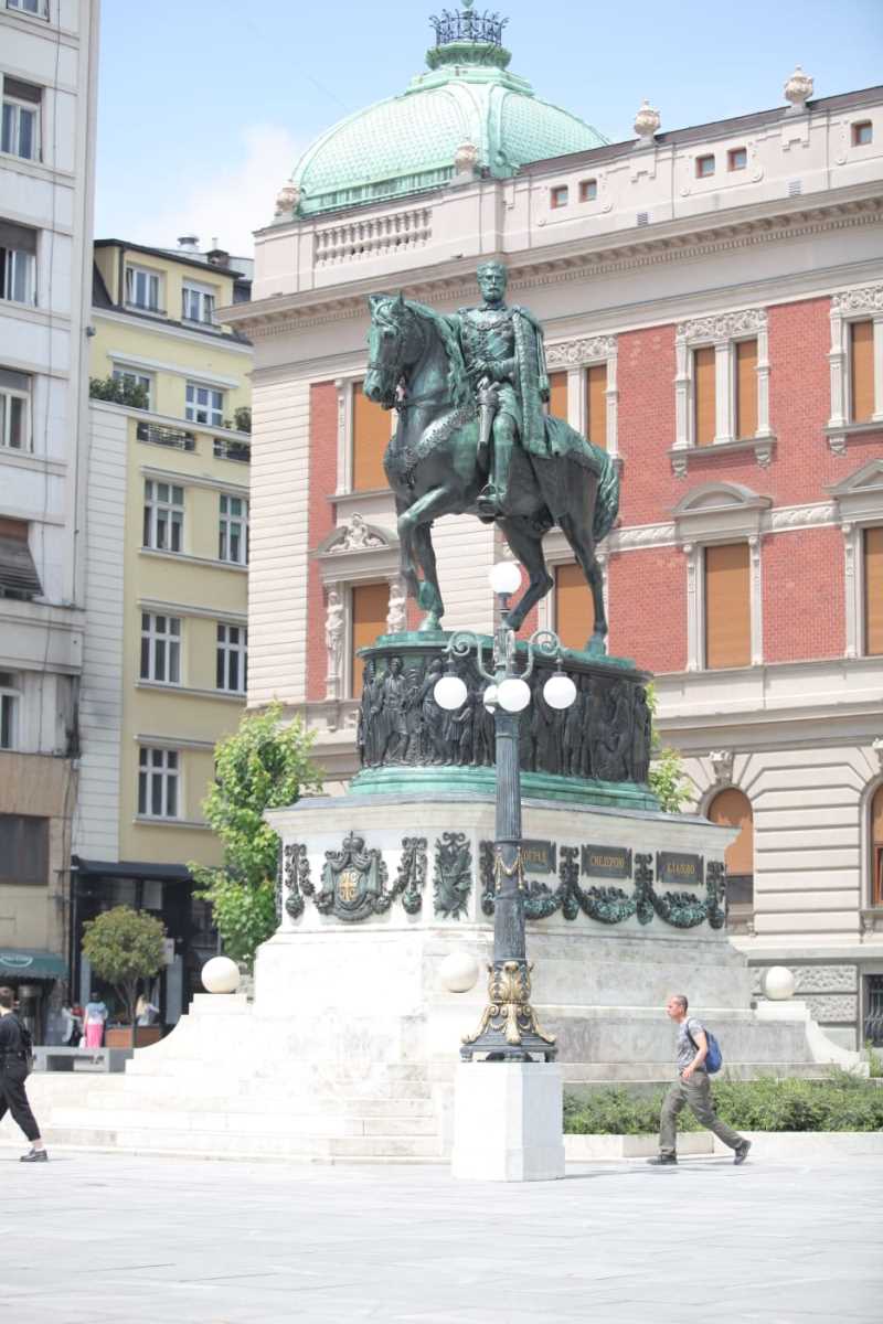 Spomenik knezu Mihailu Obrenoviću na Trgu republike
