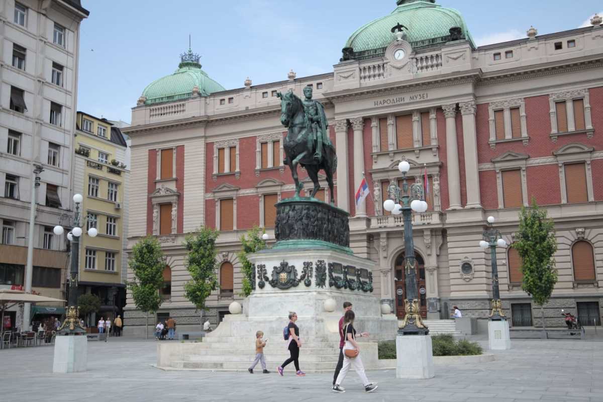 Spomenik knezu Mihailu Obrenoviću na Trgu republike