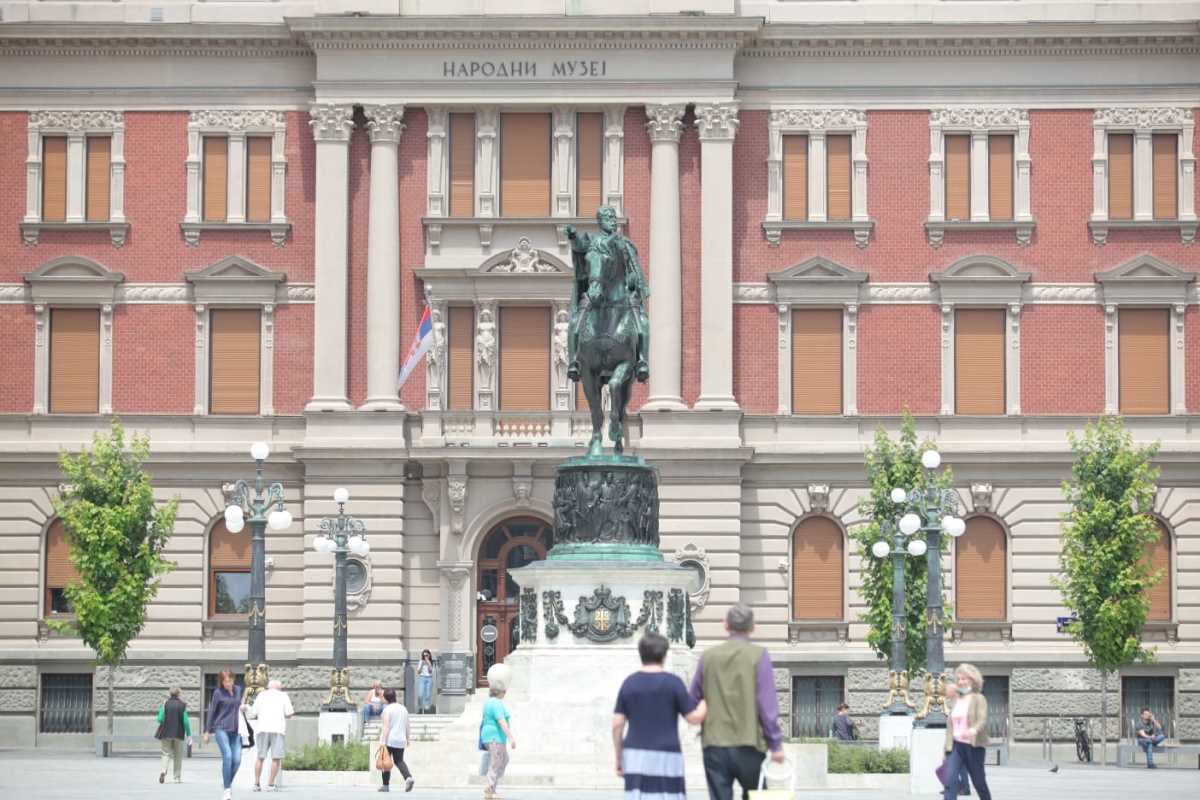 Spomenik knezu Mihailu Obrenoviću na Trgu republike