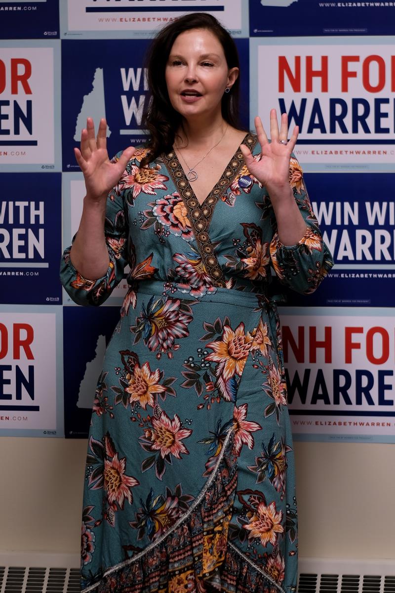 Ešli Džad u dugačkoj plavoj haljini sa cvetnim motivima