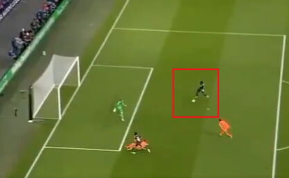 KAKAV PROMAŠAJ! OVO ĆE SE PREPRIČAVATI! Čovek promašio PRAZAN GOL, Klopova reakcija govori više od 1.000 reči! (VIDEO)