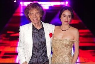 Mik Džeger ne ispušta iz ruku 44 godine mlađu verenicu: Pojavili se na crvenom tepihu i svi su gledali samo u njih