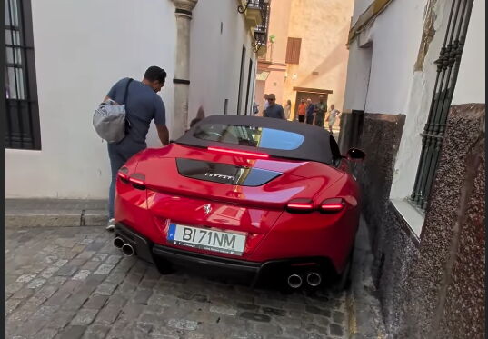 Seo u Ferrari, pa se zaglavio u uskoj ulici: Prolaznici u neverici, a mreže gore od komentara
