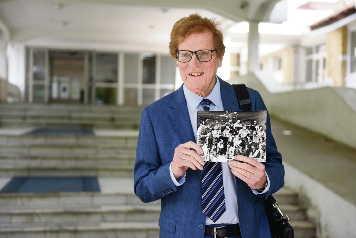 Minja Subota u plavom odelu sa crno belom fotografijom u ruci