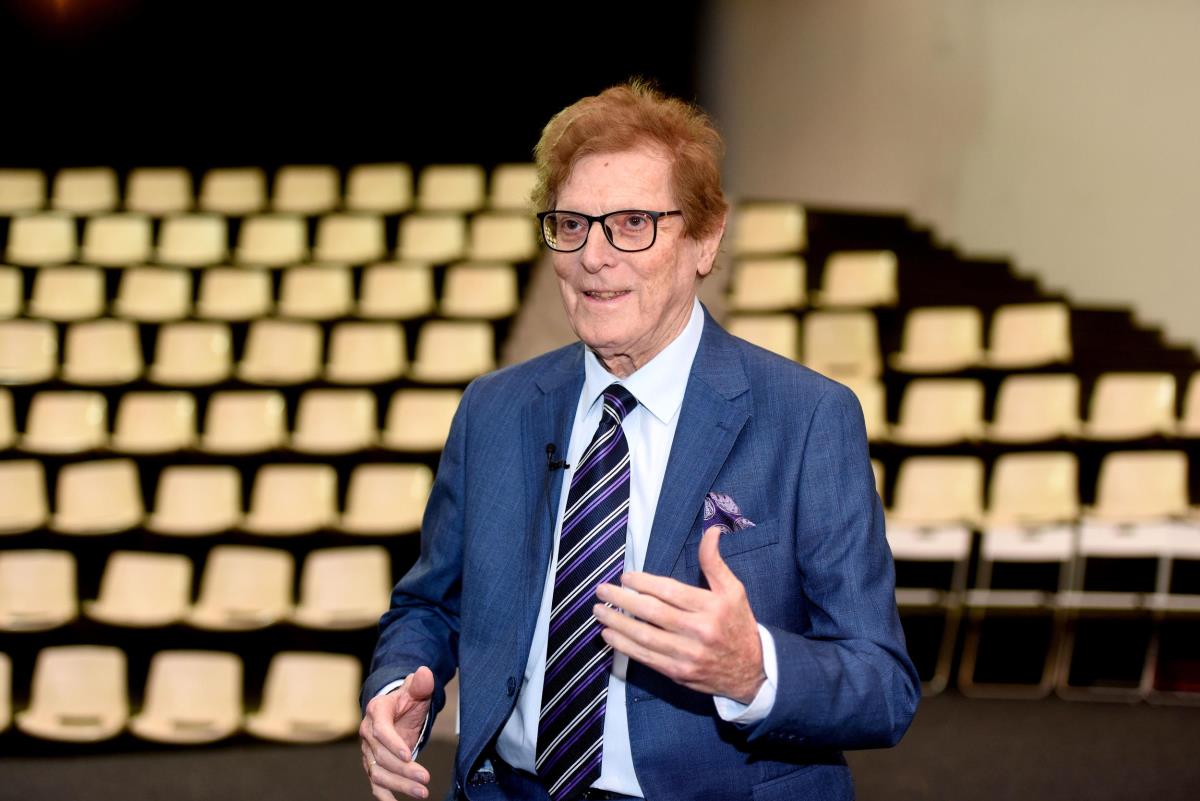 Minja Subota u pozorištu u plavom odelu