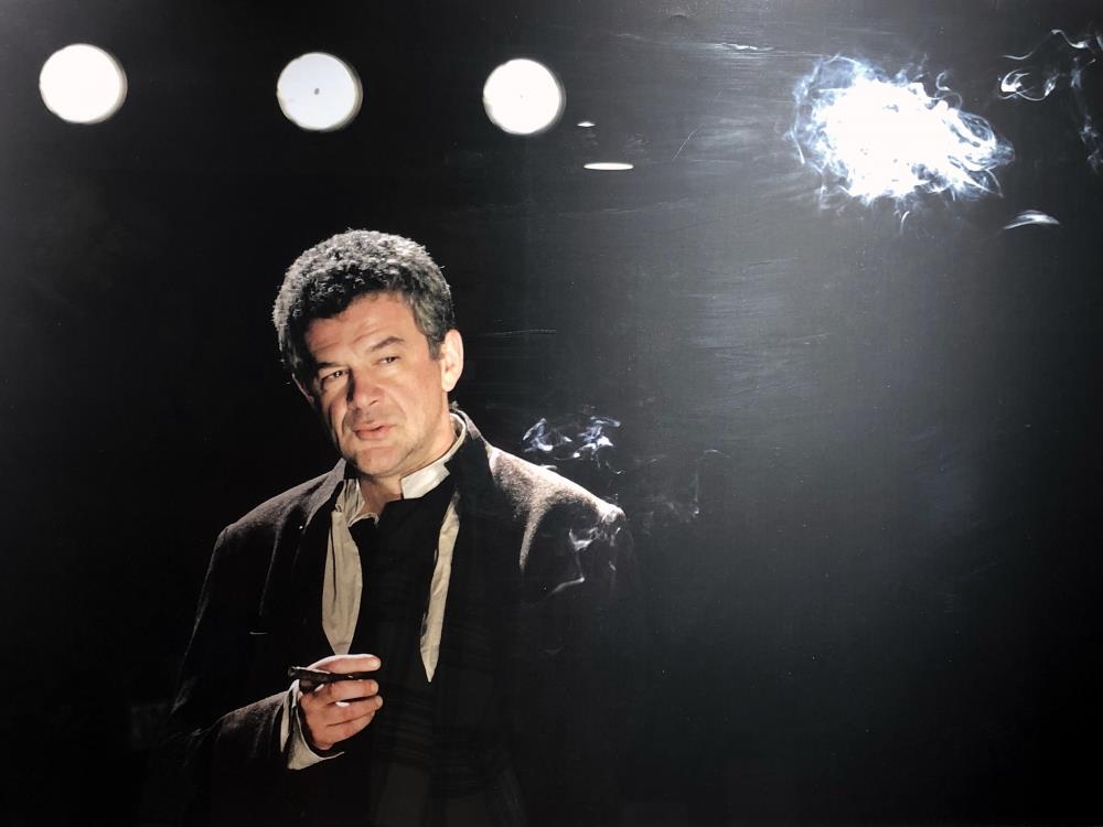 Nebojša Glogovac skroz u crnom puši cigaretu