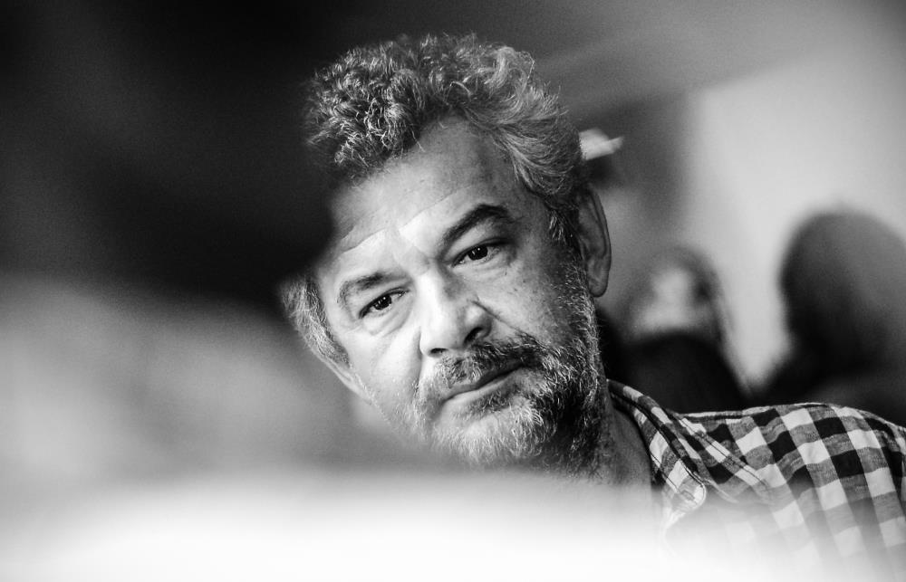 Nebojša Glogovac u kariranoj košulji, crno bela fotografija