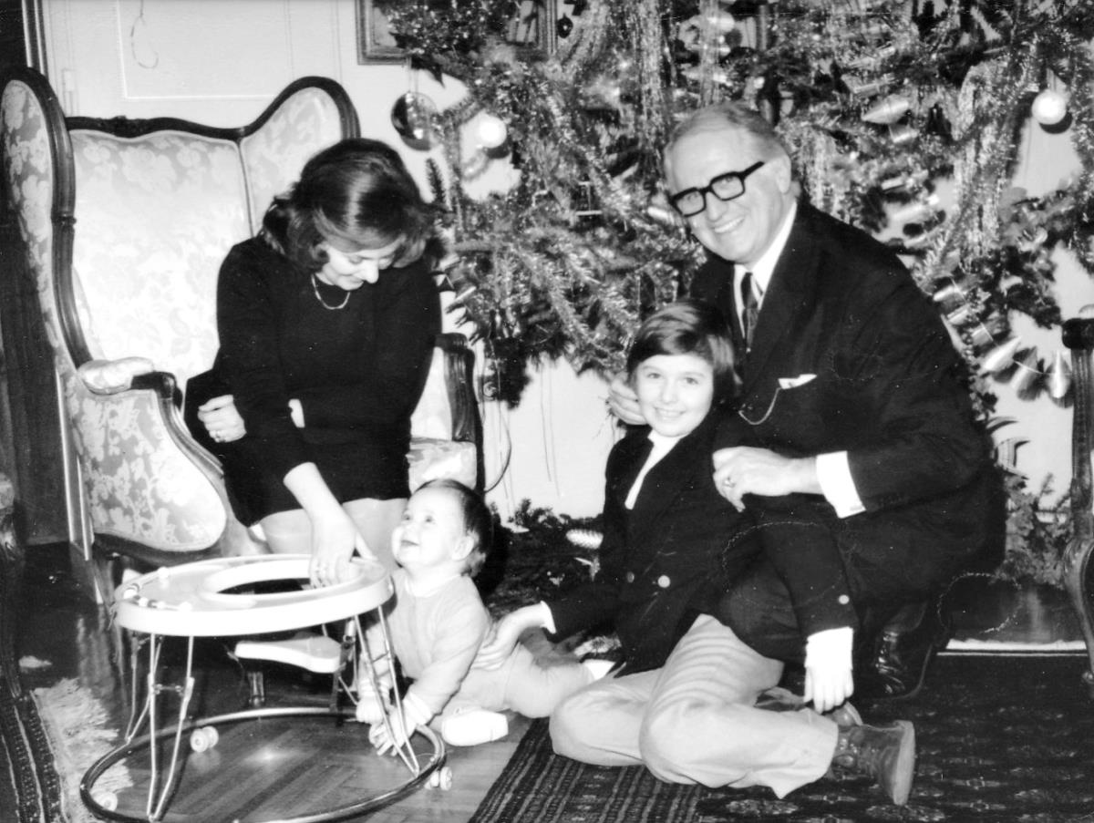 Predrag Tasovac sa porodicom kraj novogodišnje jelke