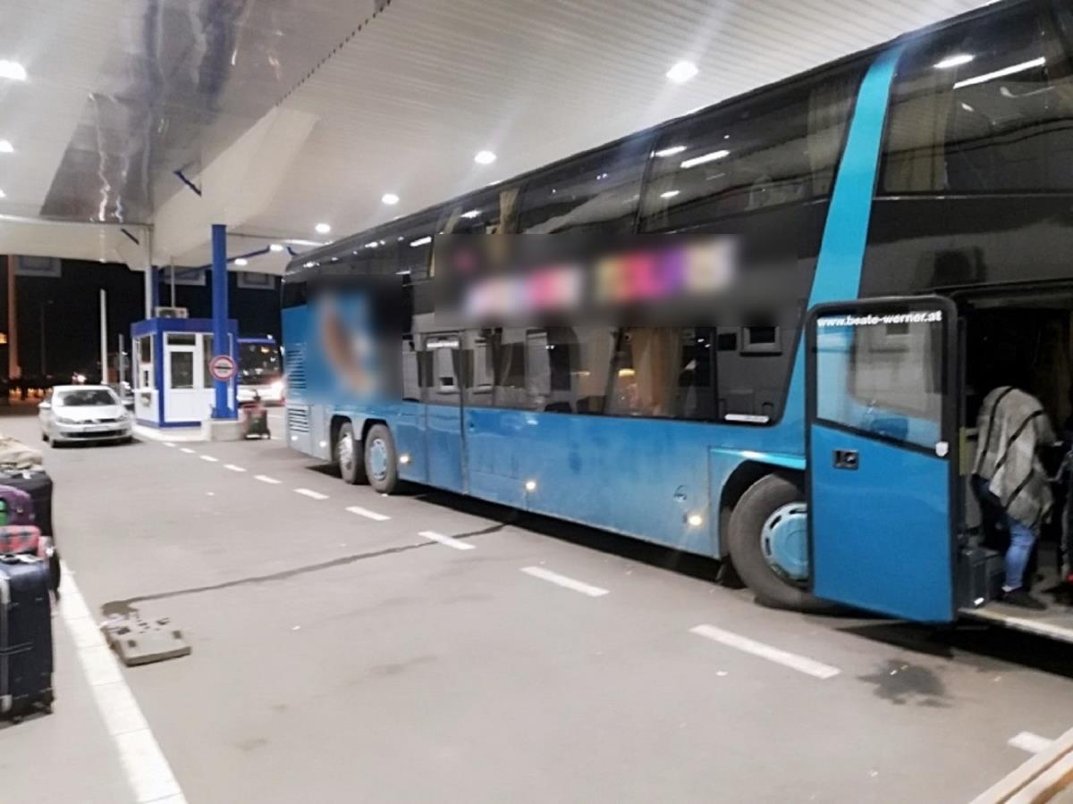 autobus-u-cijoj-su-prikolici-pronadjene-svercovane-cigarete-na-batrovcima-02-01-2021.jpg