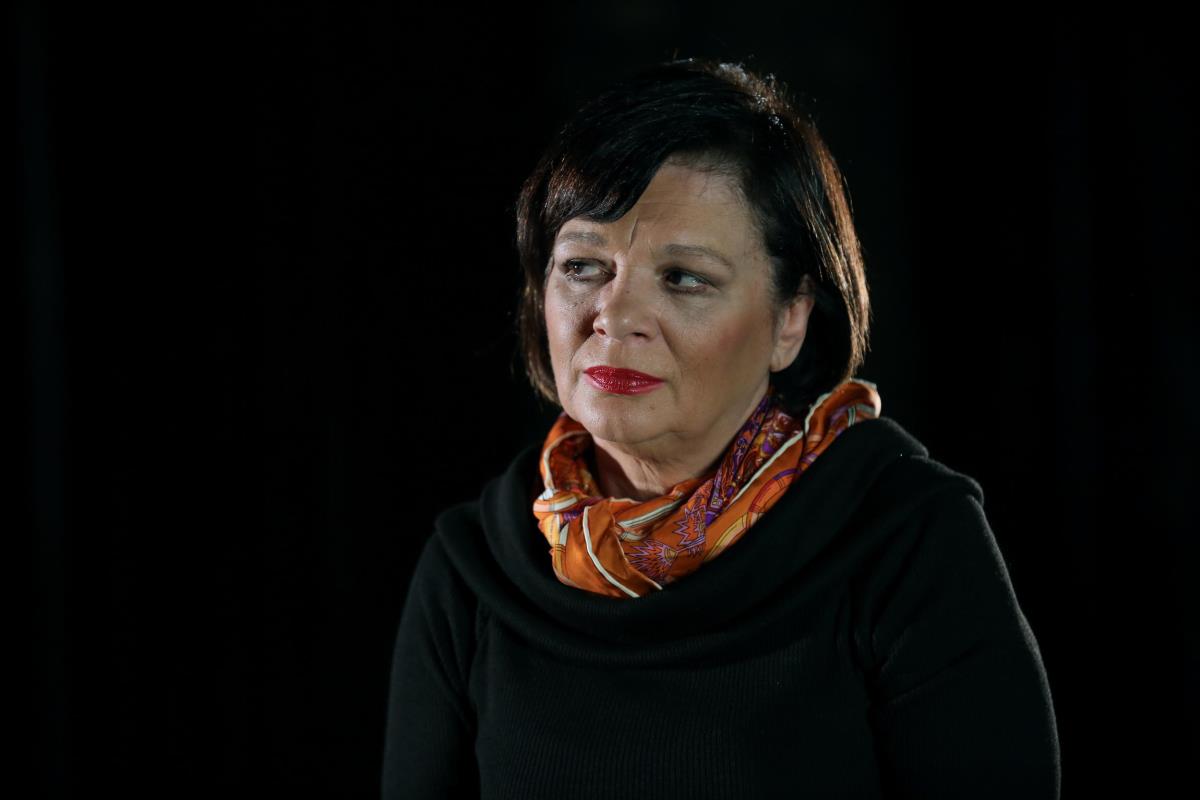 Jelica Sretenović u crnom sa šarenom maramom oko vrata