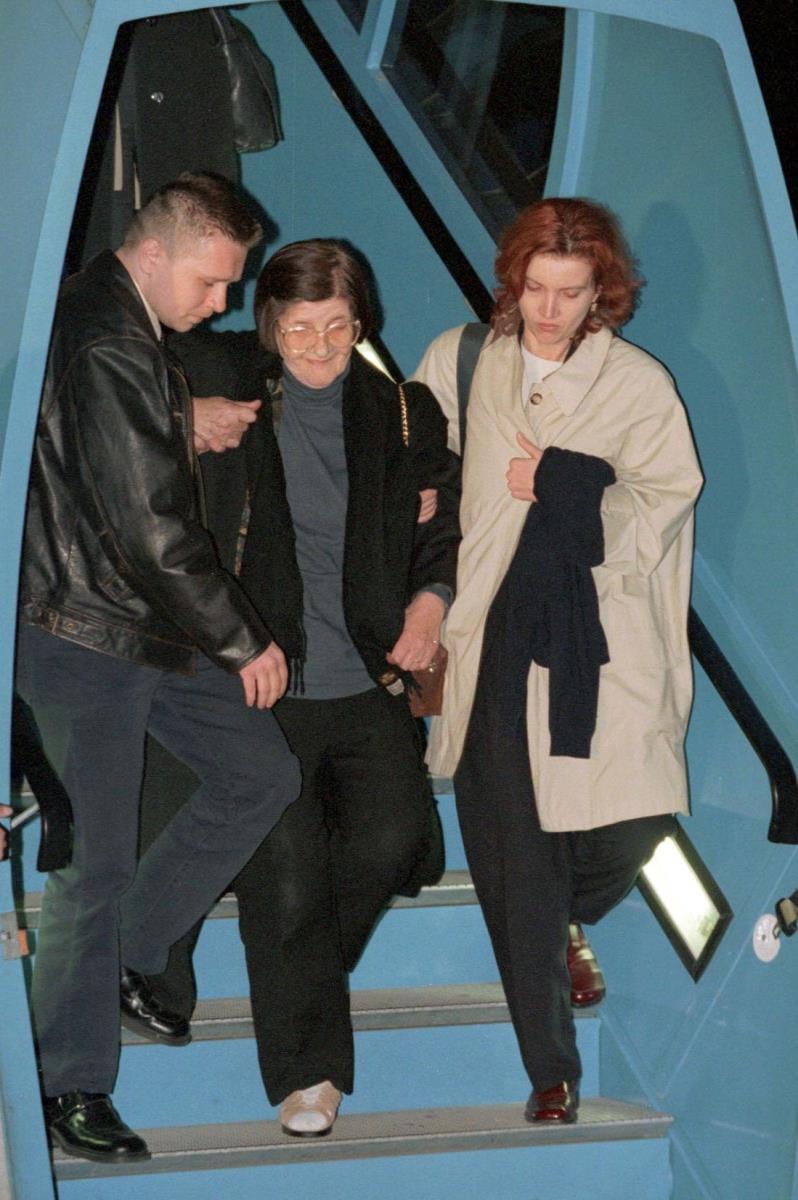 Nada Šakić prilikom izručenja Hrvatskoj na zagrebačkom aerodromu 2. novembra 1998. godine