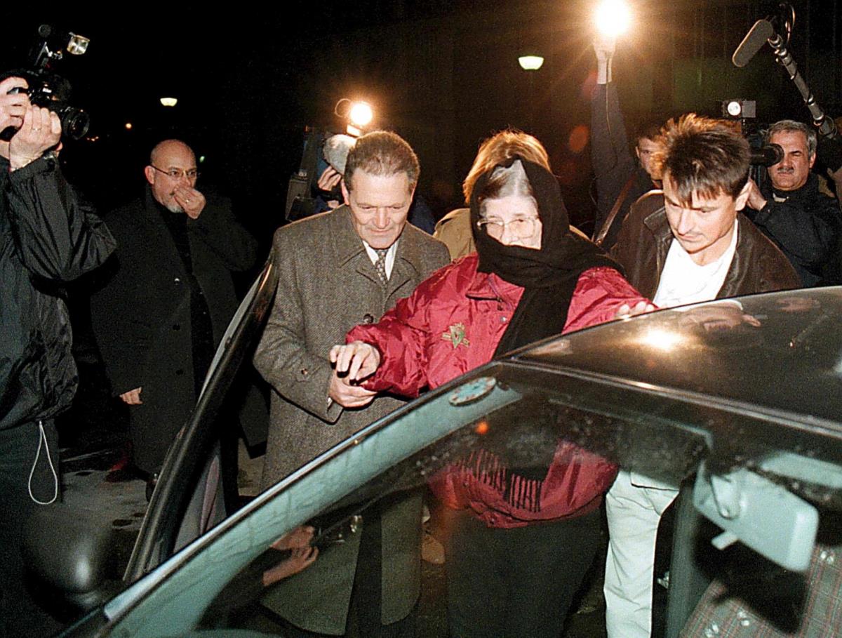 Nada Šakić posle oslobođenja napušta zagrebački zatvor 1. februara 1999. godine.