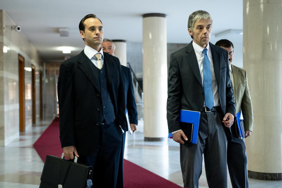 Radovan Vujović kao Vladimir Beba Popović i Uliks Fehmiu kao Zoran Đinđić u seriji Porodica