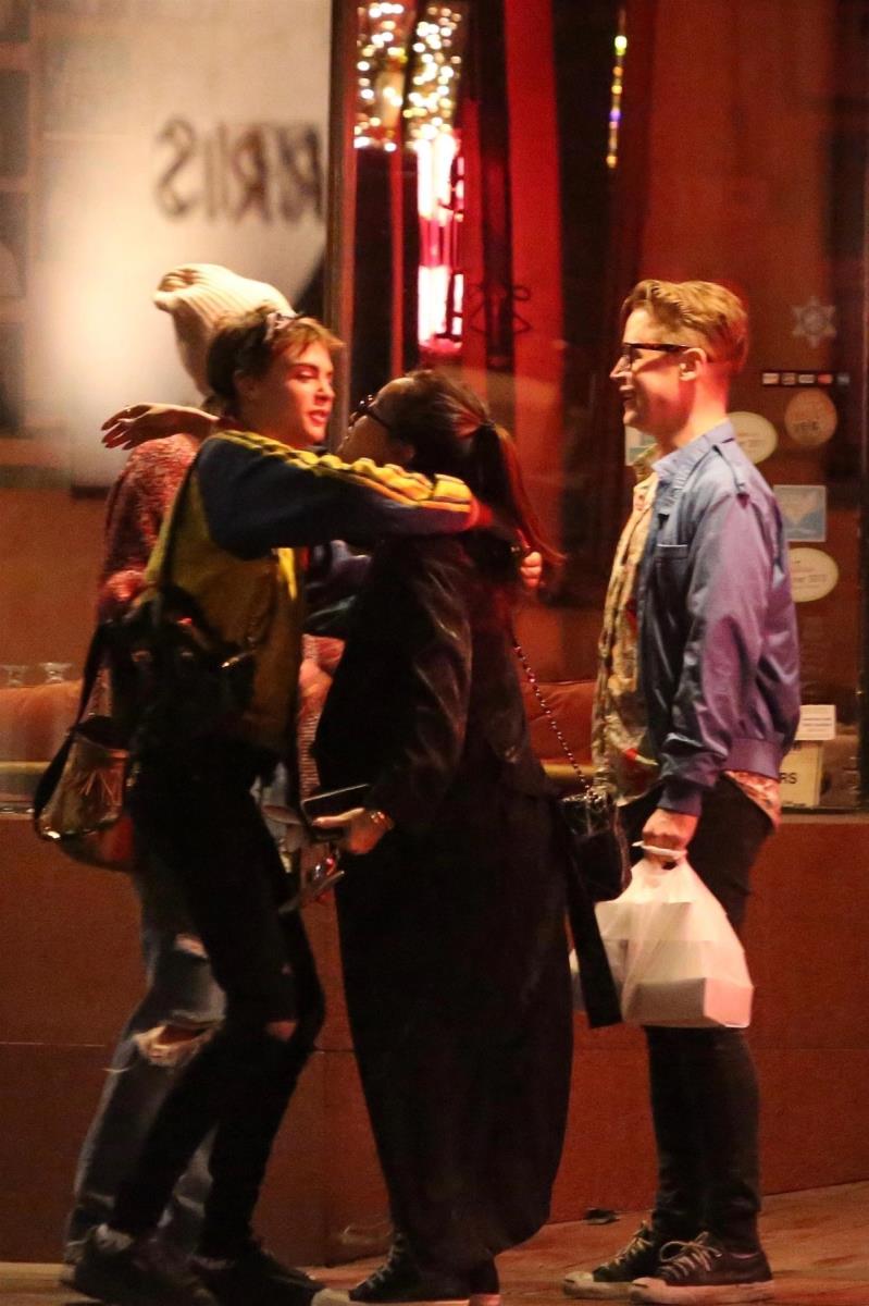 Mekoli Kalkin i Brenda Song u voznom parku u noćnom izlasku