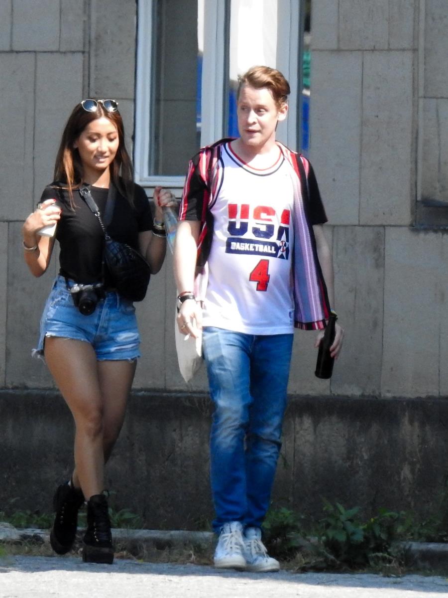 Mekoli Kalkin i Brenda Song šetaju ulicom
