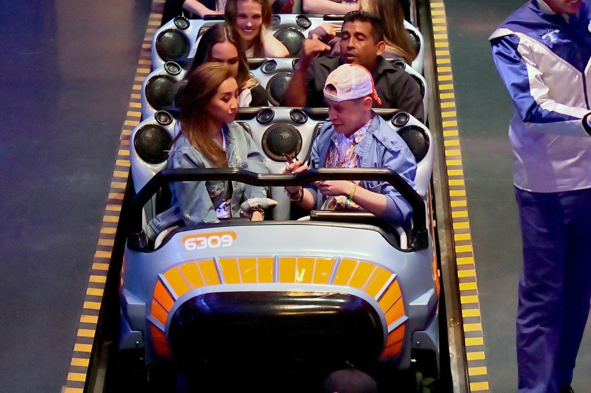 Mekoli Kalkin i Brenda Song u voznom parku