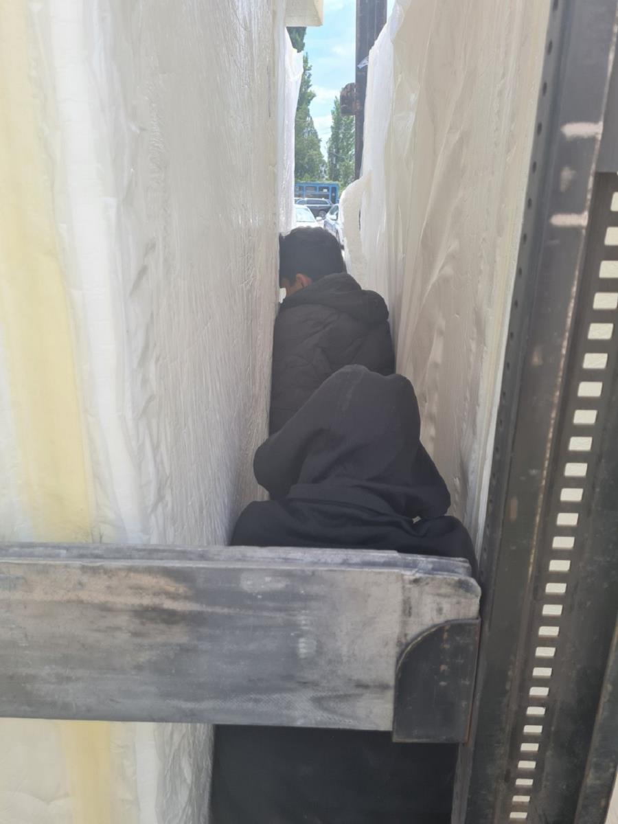2.-migranti-zaglavljeni-u-pvc-peni-na-vatinu.jpg