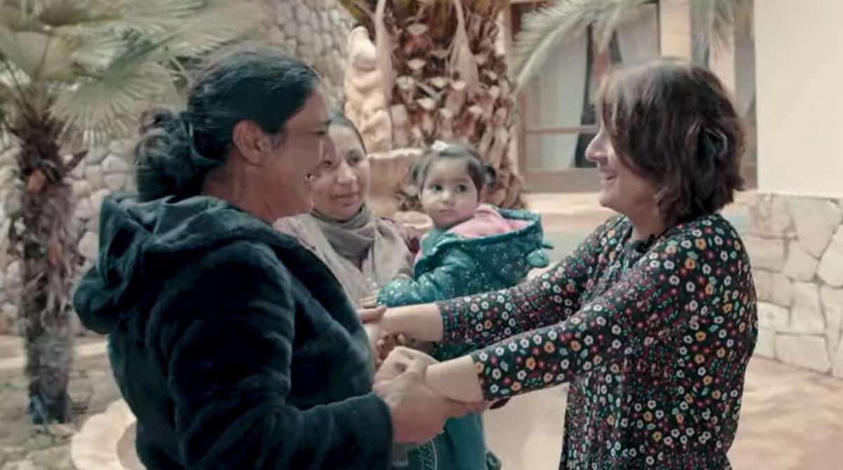 Bele Barbu se drži za ruke sa majkom.jpg