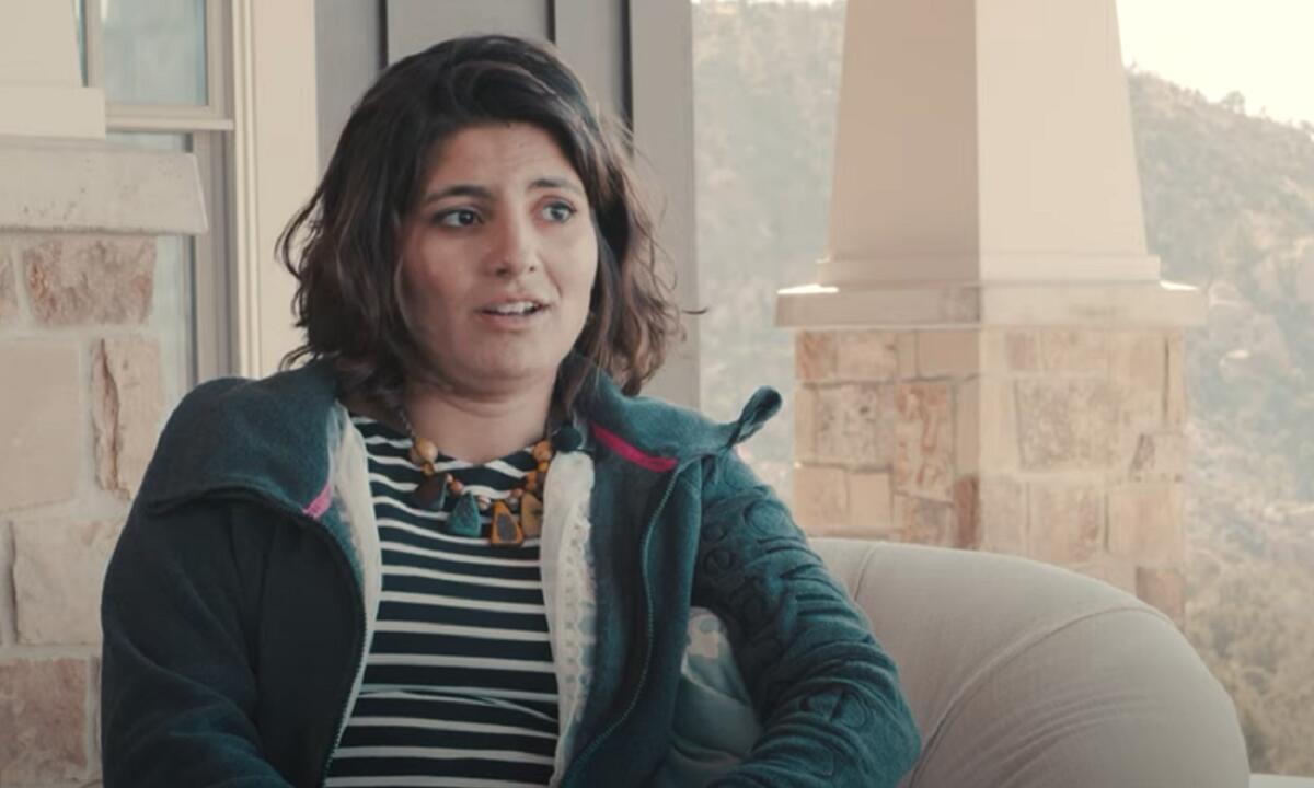 Bele Barbu sedi na fotelji i govori