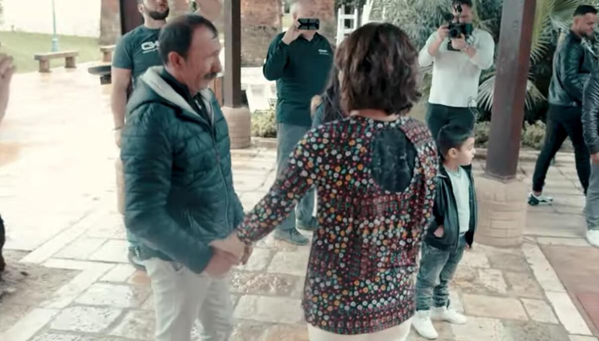 Bele Barbu se drži za ruke sa ocem