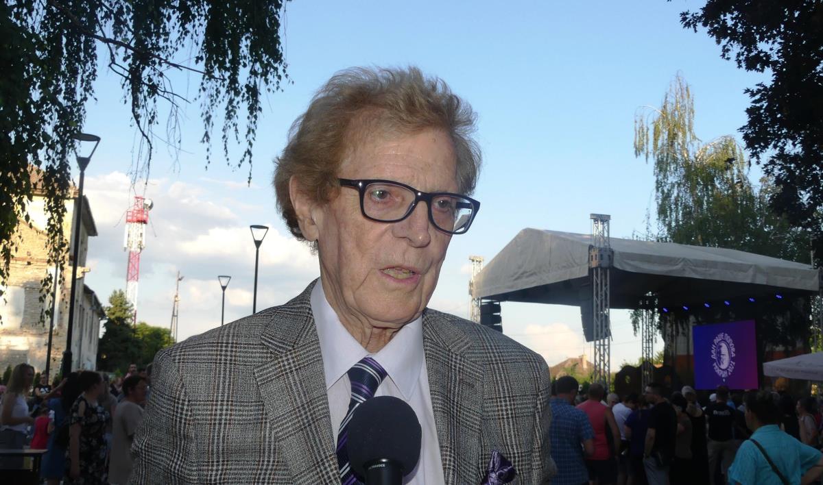 Minja Subota u sivoj odelu daje intervju