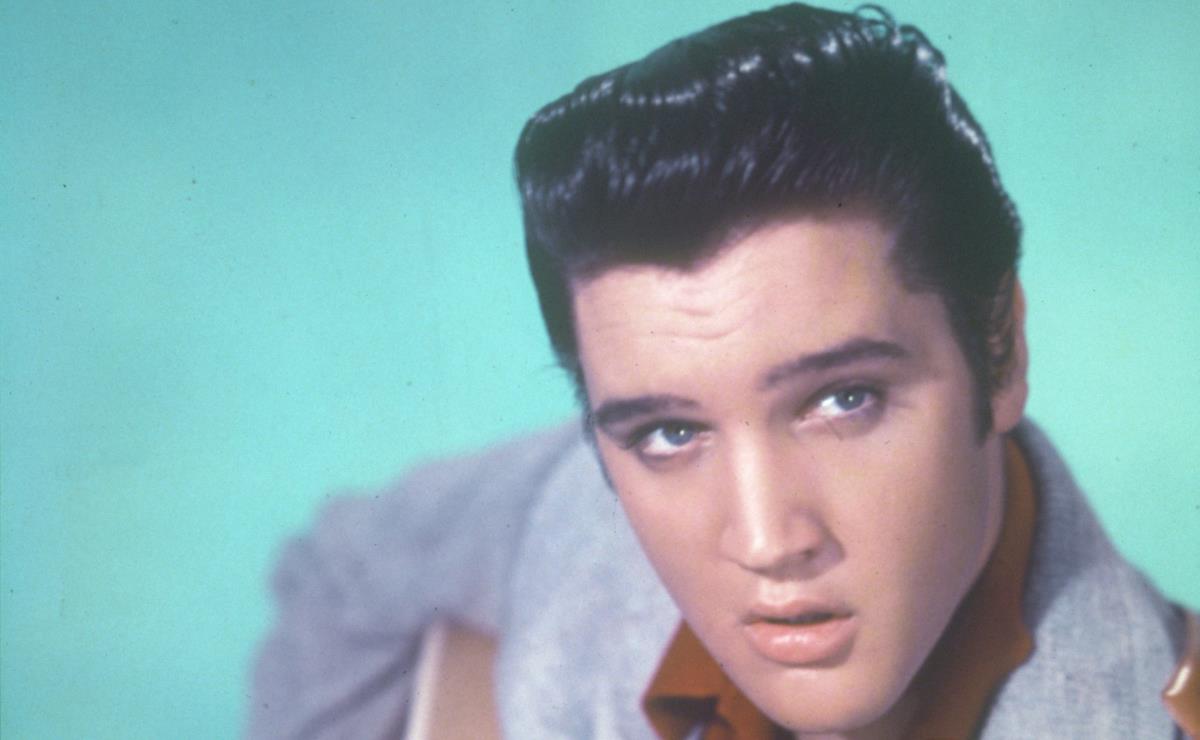 Elvis Prisli pozira sa gitarom