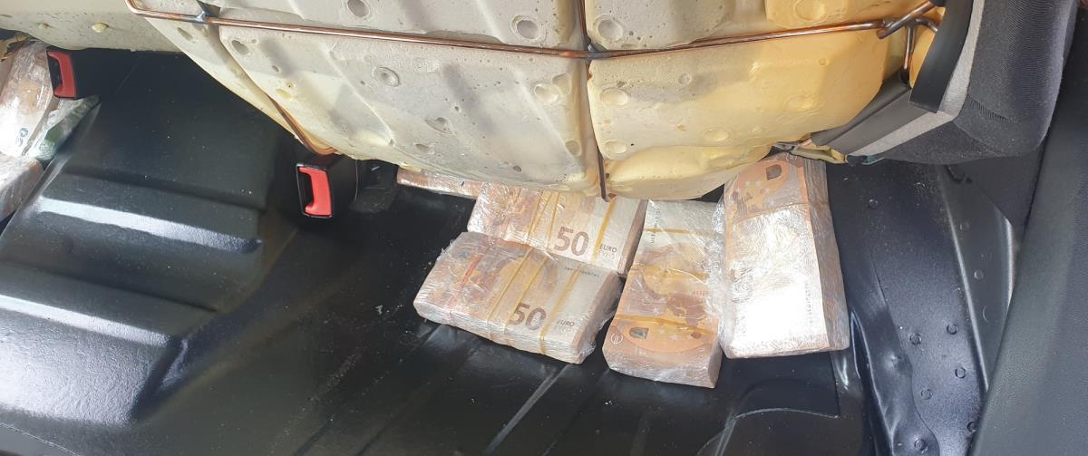 sveznjevi-novca-ispod-zadnjeg-sedista-.jpg