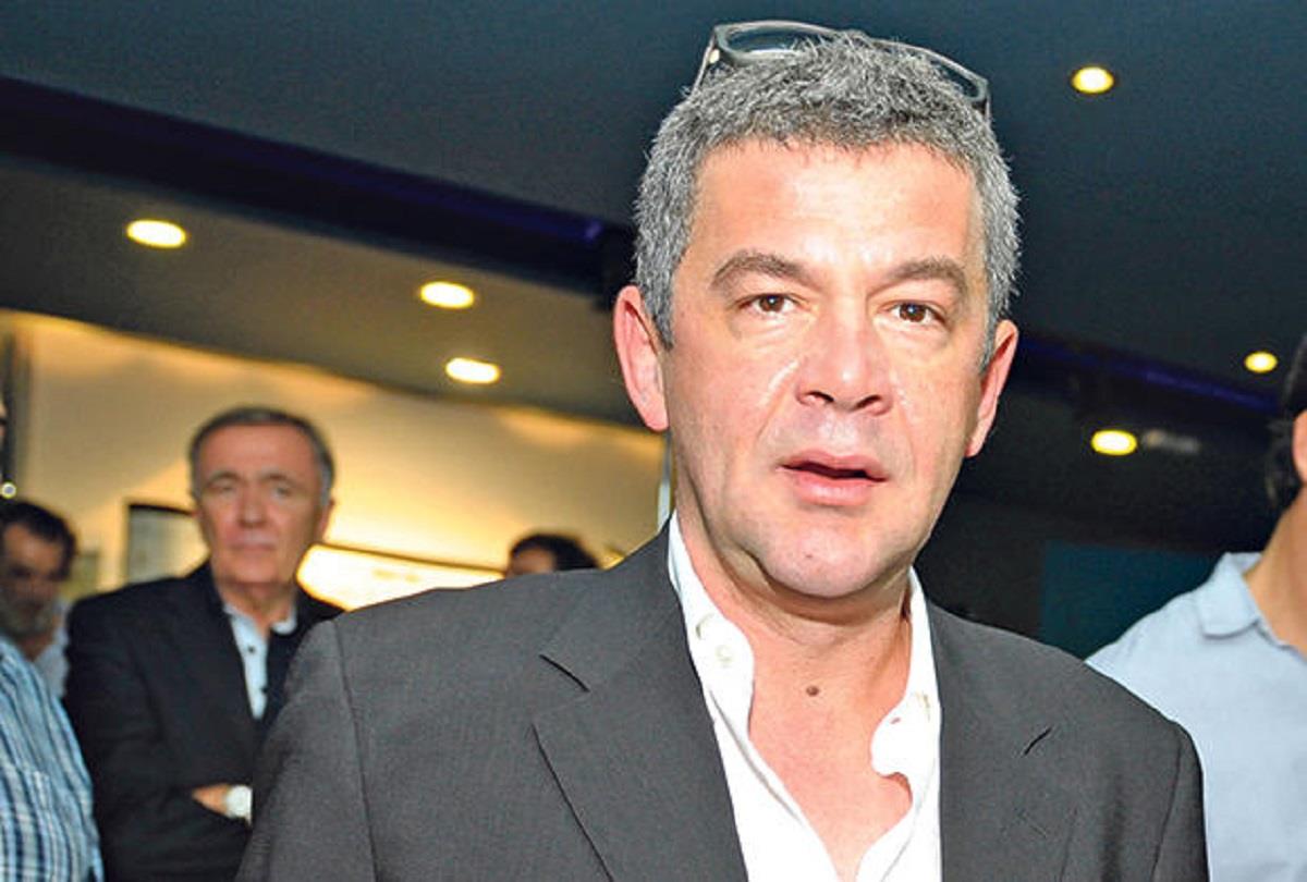 Nebojša Glogovac u sakou sa naočarima na glavi