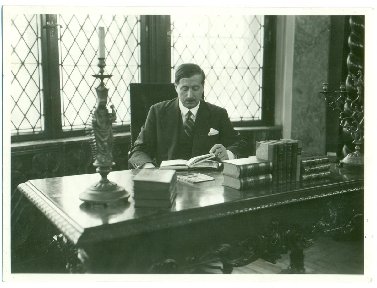 Jovan Dučić kao poslanik Kraljevine Jugoslavije u Rimu u svom kabinetu 1935. godine