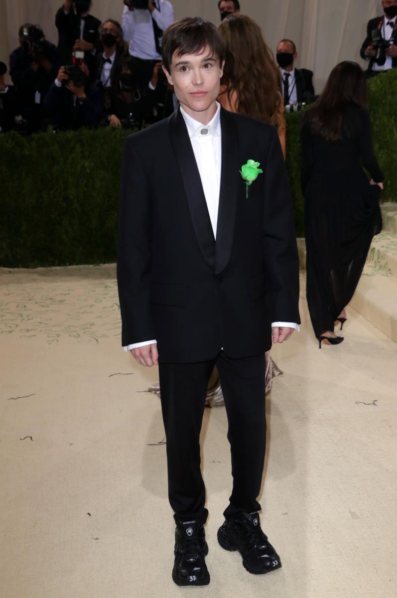 Eliot Pejdž u smokingu sa zelenom ružom na reveru