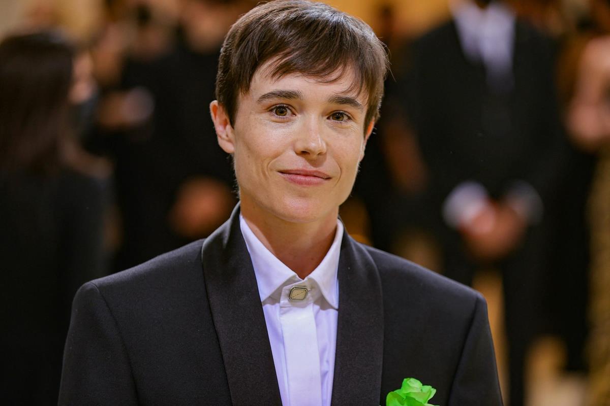 Eliot Pejdž u smokingu sa zelenom ružom na reveru