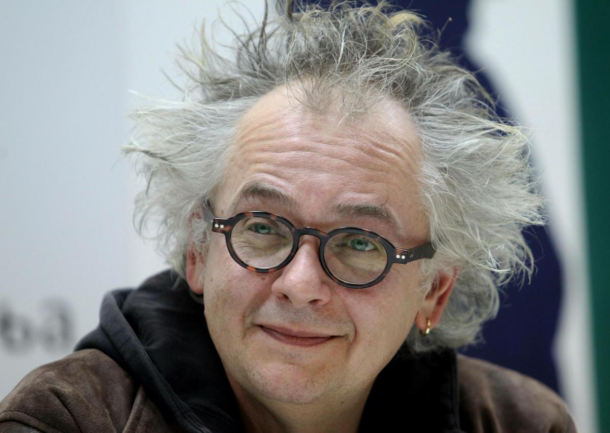 Ivan Tasovac nasmejan sa naočarima na glavi