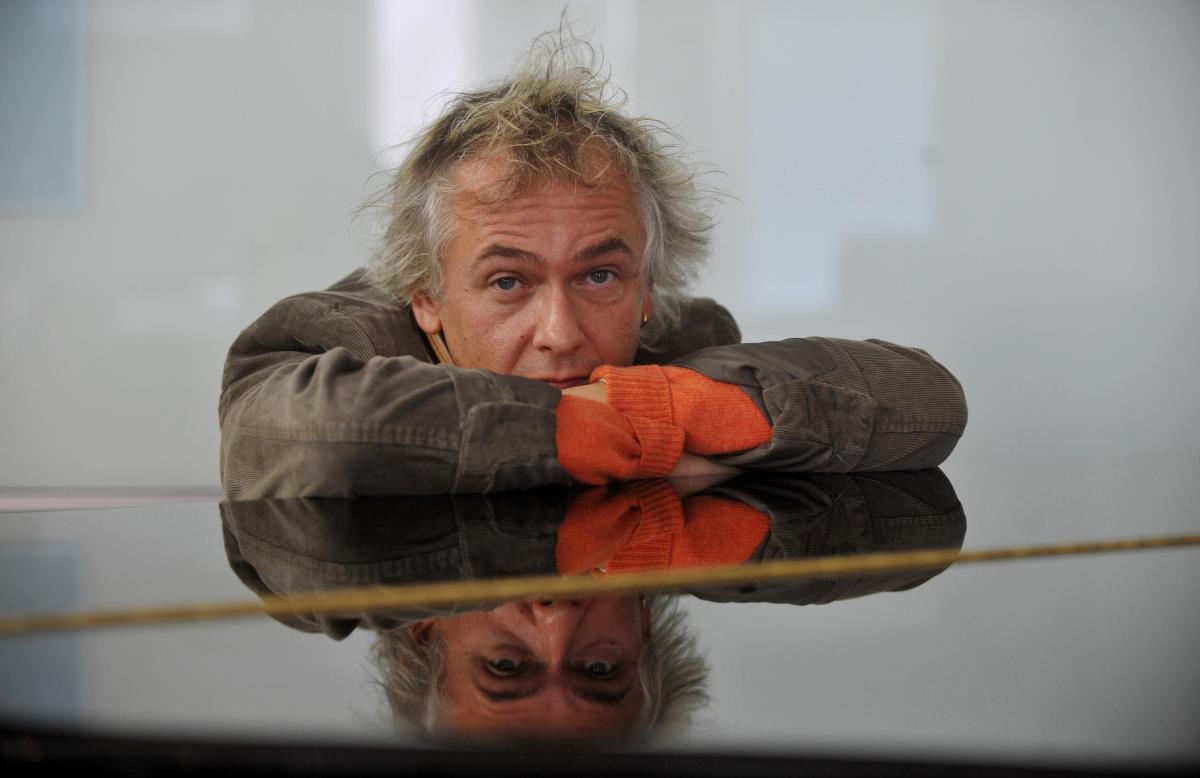 Ivan Tasovac naslonjen na klavir