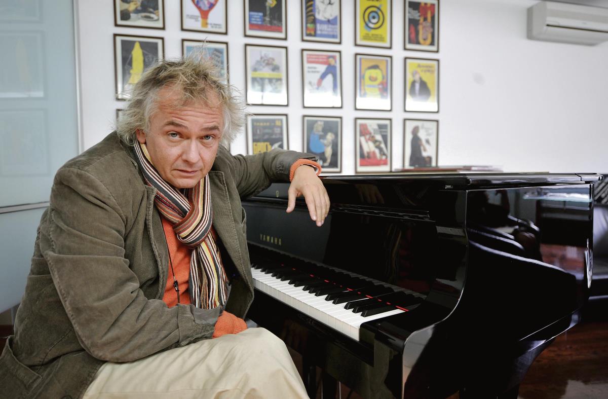 Ivan Tasovac sedi za klavirom
