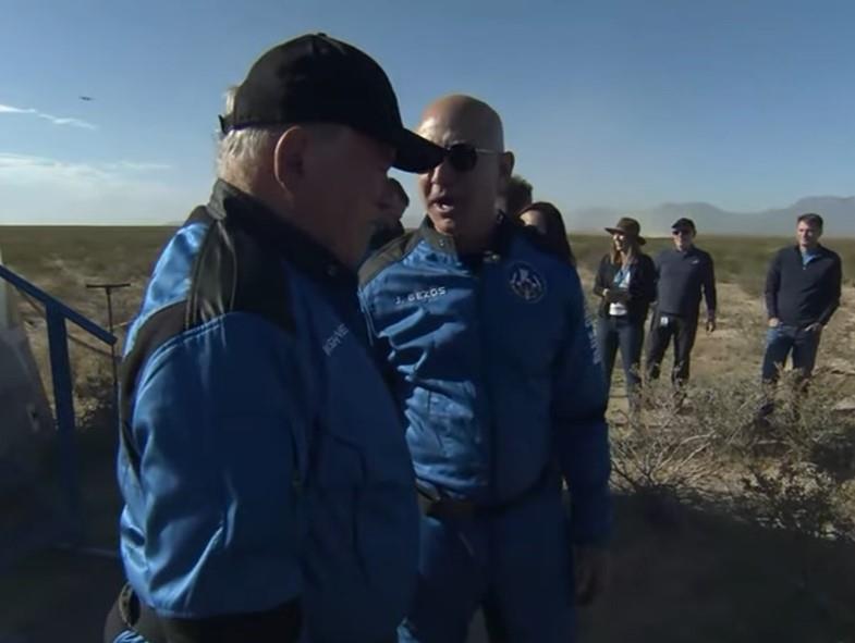 Vilijam Šatner i Džef Bezos pre poletanja u svemir