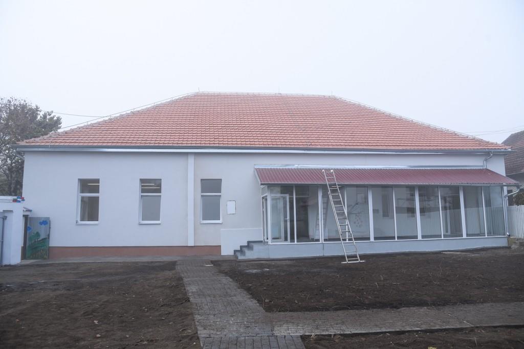 mirovic-obilazak-radova-na-rekonstrukciji-vrtica-pu-srecno-dete-u-novom-knezevcu-5.jpg