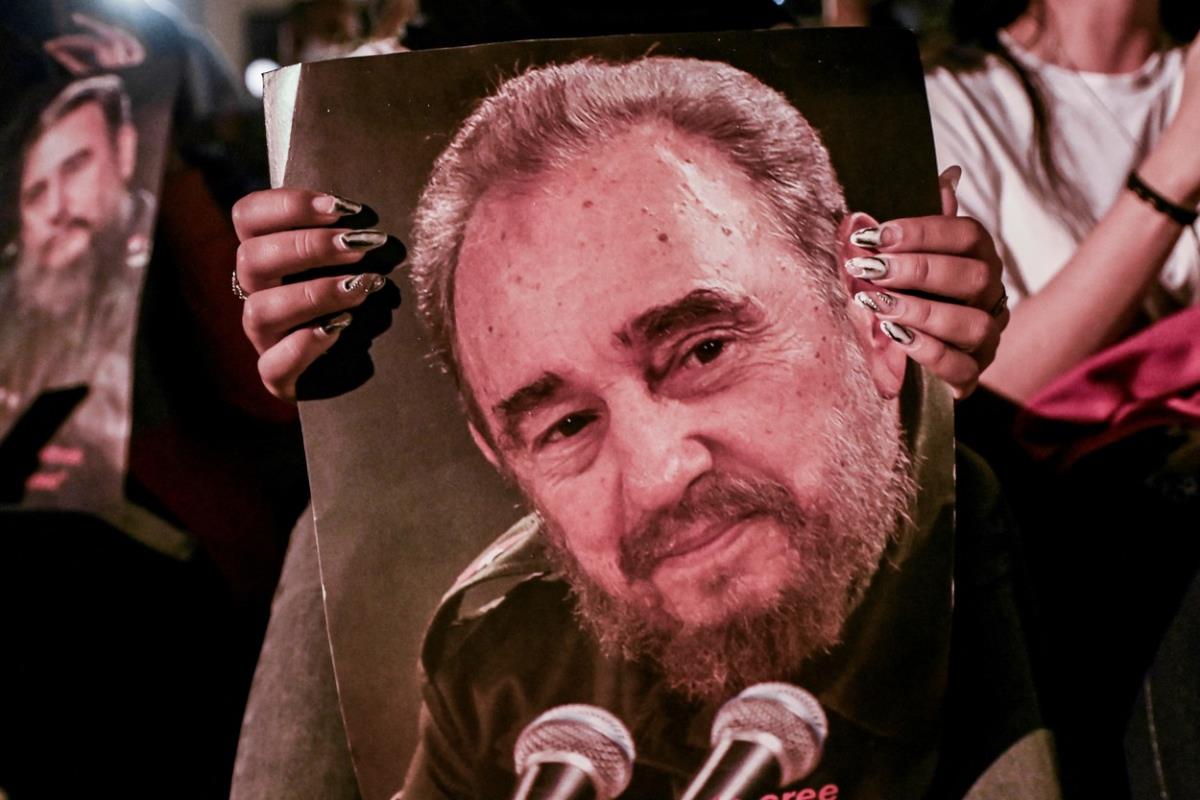 Žena drži fotografiju Fidela Kastra