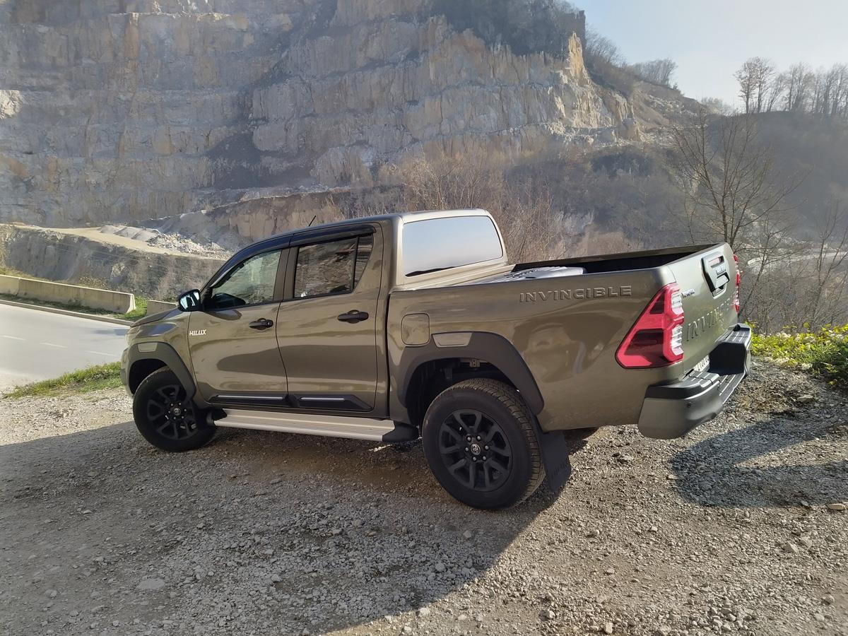 toyota-hilux-23.jpg