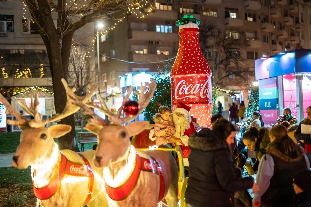 veliki-cocacola-novogodisnji-ukrasi.jpg
