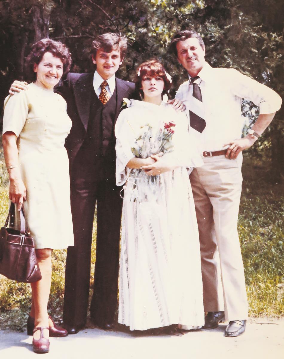 Radoš Bajić na venčanju sa Milenom i roditeljima