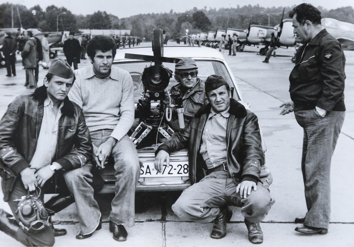 Radoš Bajić sa Batom Živojinovićem i Šimom Krvavcem na snimanju filma Partizanska eksadrila