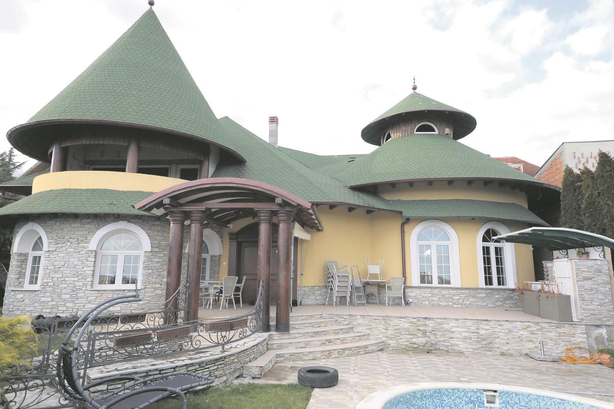 ESTRADA ZGRĆE LOVU OD PRIVATNIH BIZNISA: Hoteli, moteli i kafane, izdavanje luks vila, a on je pravi kralj nekretnina
